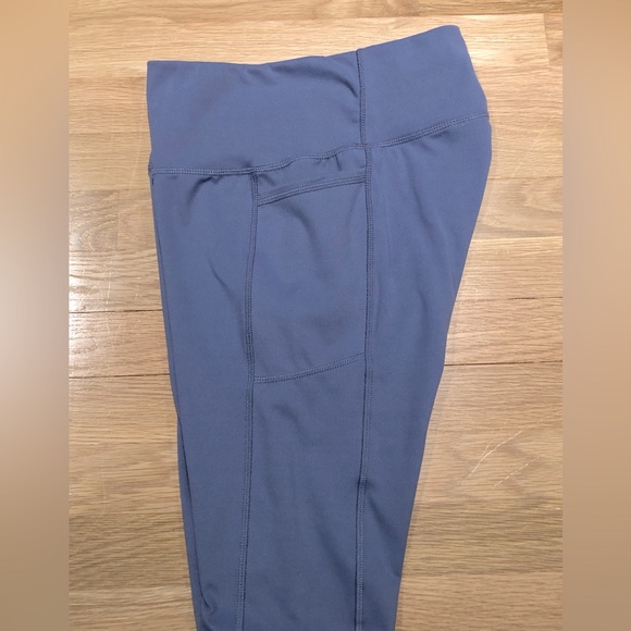 Ladies Danskin Capri Leggings - Size M - Picture 4 of 8